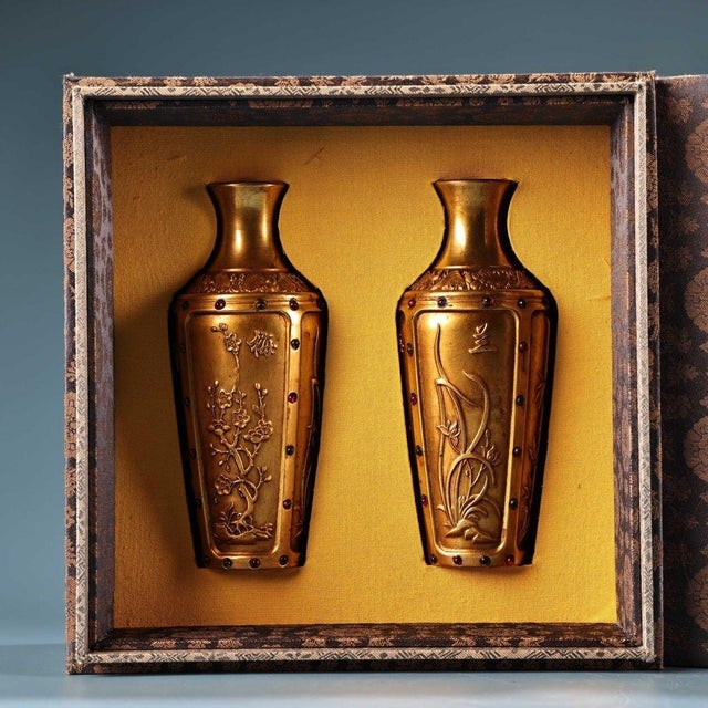 Vintage Pair Gilded Brass Vases, High Relief Carved Four Gentlemen Motif, Inlaid Gemstones, Chinoiserie Matching Vase Set For Sale - Image 9 of 9