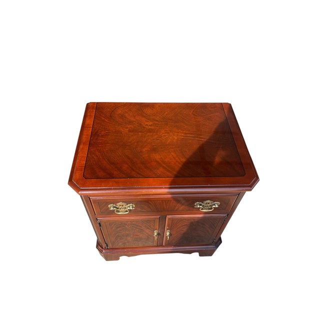 Gorgeous set of 2 Drexel Mahogany nightstands with Brass batwing hardware. Beautiful detailing- well cared for use...