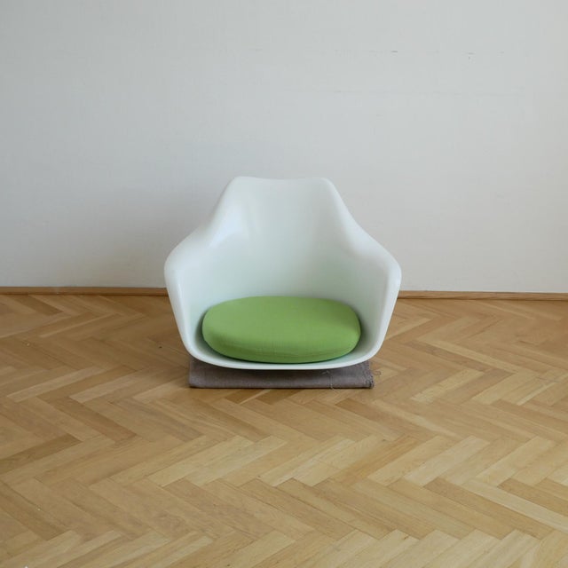Tulip Seat Shell by Eero Saarinen for Knoll, in Flawless conditions. Designed 1950 to 1959 This piece is attributed to the...