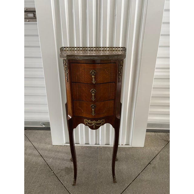 Pair of French Louis XV Style 3-Drawer Bedside / End Table With a Marble Top and Gallery Tray, 19th Century For Sale In Savannah - Image 6 of 10