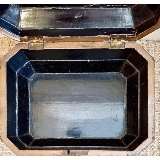 19th-Century Chinese Export Black and Gilt Lacquer Wood Box For Sale - Image 10 of 11