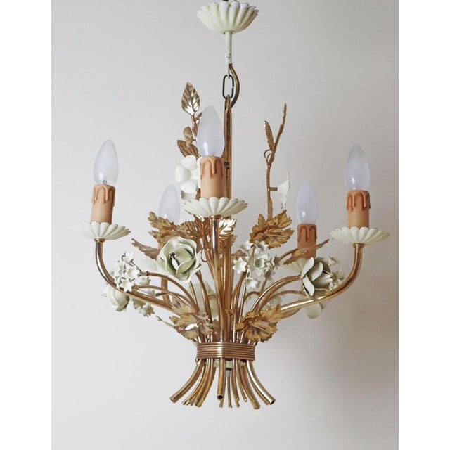 Hollywood Regency Gilded and Cream Rose and Bellflower Chandelier, Italy, 1960s For Sale - Image 10 of 16