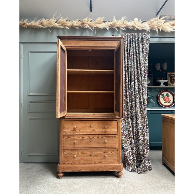This solid pine wardrobe from the late 19th century, in the late louis-philippe style, combines storage and functionality....