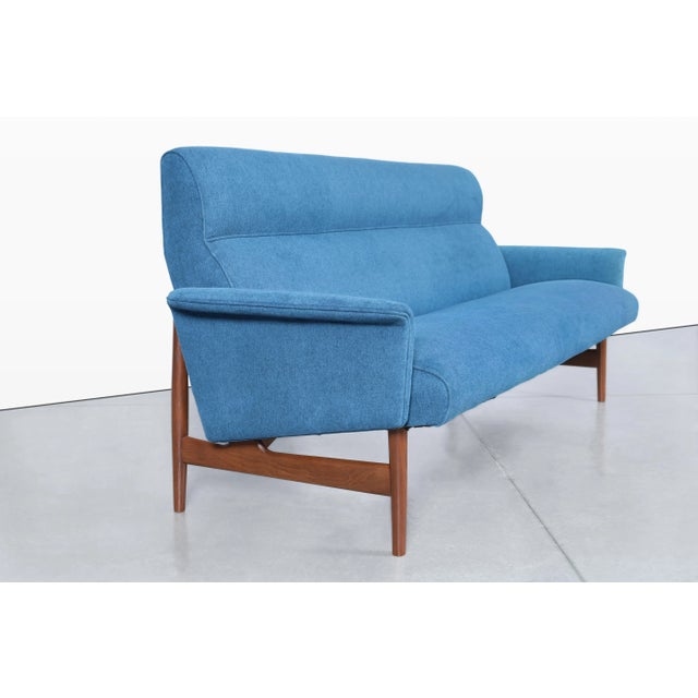 1960s Mid-Century Modern Sculptural Walnut Sofa, 1960s For Sale - Image 5 of 10