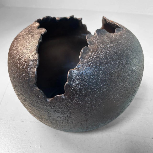 Exceptional Japanese Shigaraki vase (信楽焼), crafted in the 1970s and complete with its original signed wooden tomobako...