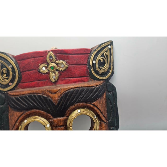 Wooden sculpture, ethnic mask, Indonesian, vintage 1950s-1970s, dimensions: height 25.5 cm, width 20 cm, depth 4.3 cm.