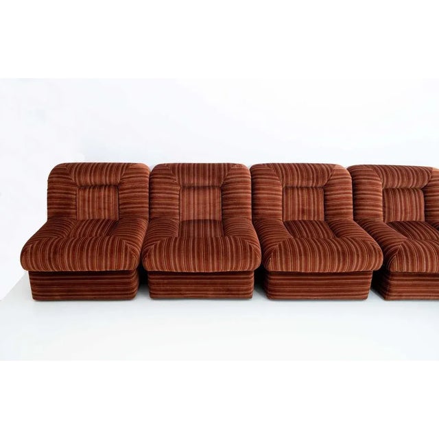 1970s Vintage Italian Modular Armchairs and Coffee Table in Velvet, 1970, Set of 6 For Sale - Image 5 of 12