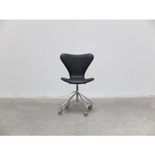 Vintage 3117 Swivel Desk Chair in Leather by Arne Jacobsen for Fritz Hansen, 1971 For Sale - Image 3 of 18