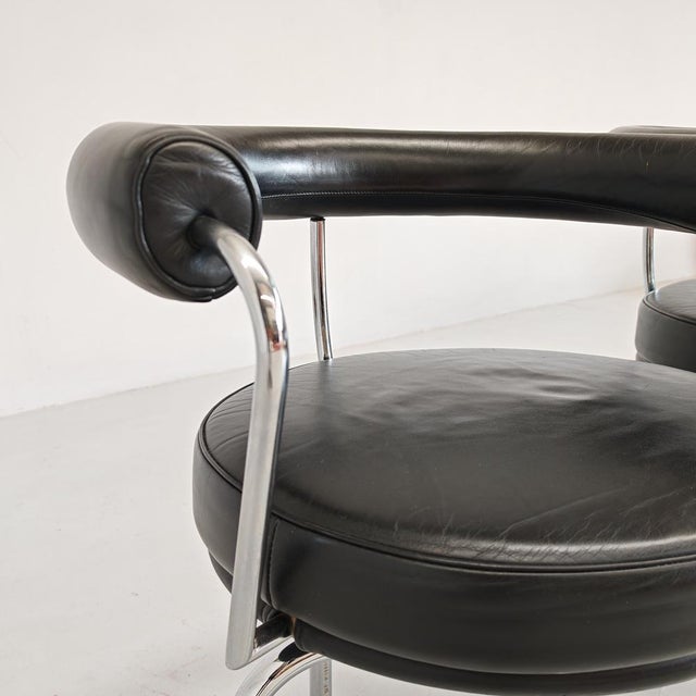 Modern LC7 Swivel Armchairs by Charlotte Perriand for Cassina, 1980s, Set of 2 For Sale - Image 3 of 18