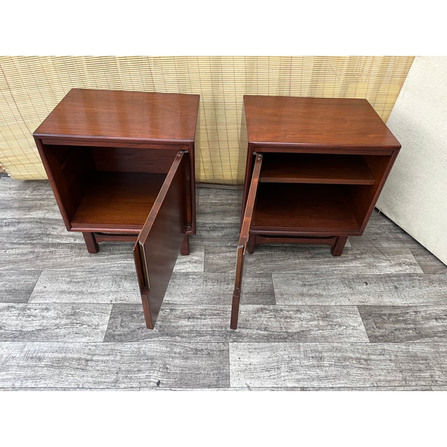 A Pair of Refinished Mid Century Modern Nightstands by Cavalier Furniture. Circa 1960s. For Sale - Image 10 of 18
