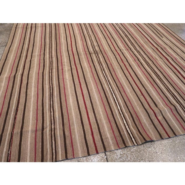 Textile Galerie Shabab Collection Mid-20th Century Handmade Turkish Flatweave Kilim Room Size Carpet For Sale - Image 7 of 9