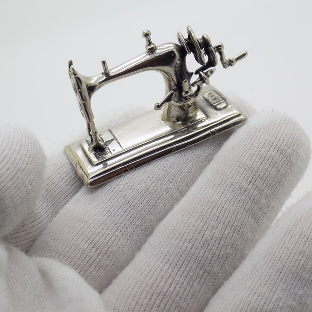 Charming vintage miniature sewing machine, handcrafted in genuine Continental Silver (800/000) in Arezzo between the 1970s...