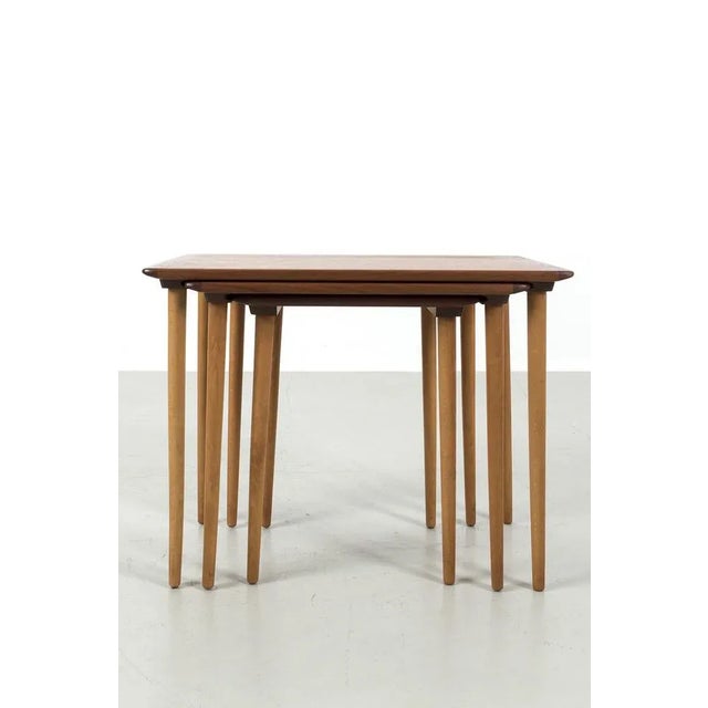 Beautifully shaped Danish mimiset, you can quickly create a larger surface area by extending the tables. In good vintage...