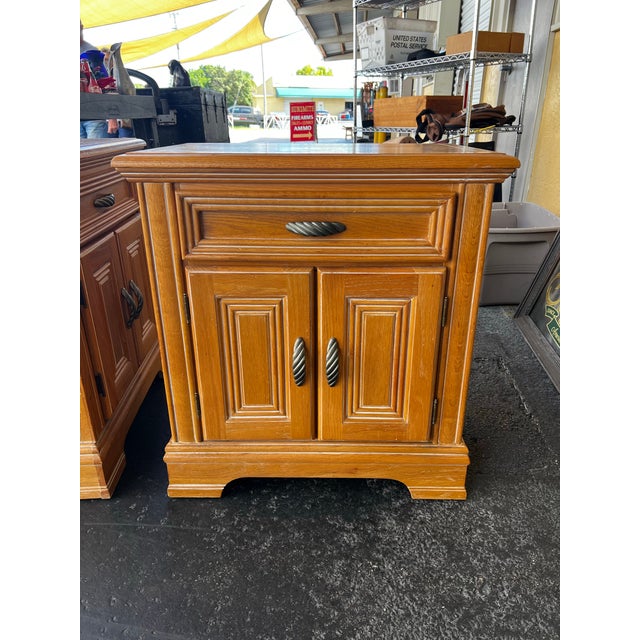 Vintage Wynwood Furniture Traditional Oak Bedside Cabinets / Nightstands - A Pair For Sale - Image 4 of 11