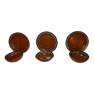 1988 Mexican Studio Pottery Dinnerware Set by Day Allen – Hand-Painted Terracotta Plates & Bowls Set of 3 For Sale