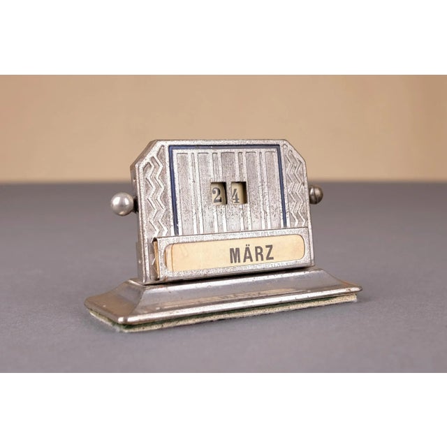 This beautiful piece contains all months in original condition. These can easily be exchanged for your own. The days are...