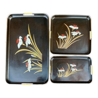 Vintage Set of 3 Decorative Lacquer Ware Nesting Table Trays With Faux Wicker Wrapped Handles For Sale