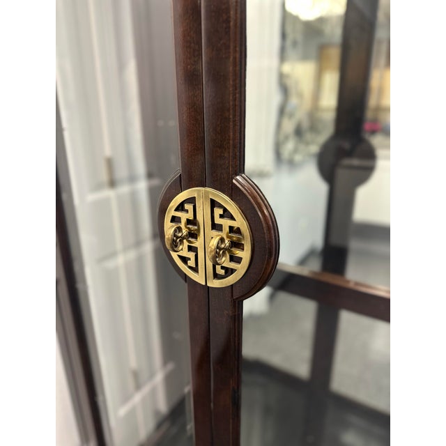 American of Martinsville 1980s Vintage American of Martinsville Mahogany Asian Chinoiserie Curio Display Cabinet For Sale - Image 4 of 7