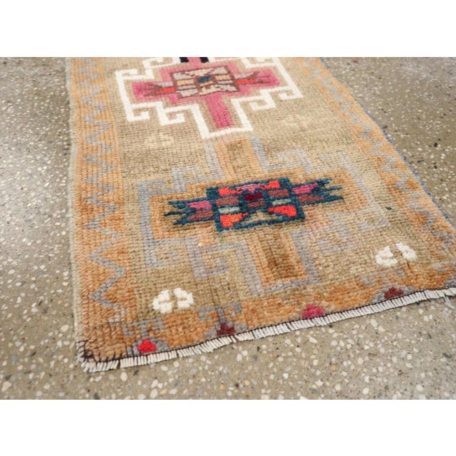 Galerie Shabab Collection Mid-20th Turkish Anatolian Throw Rug For Sale In New York - Image 6 of 8