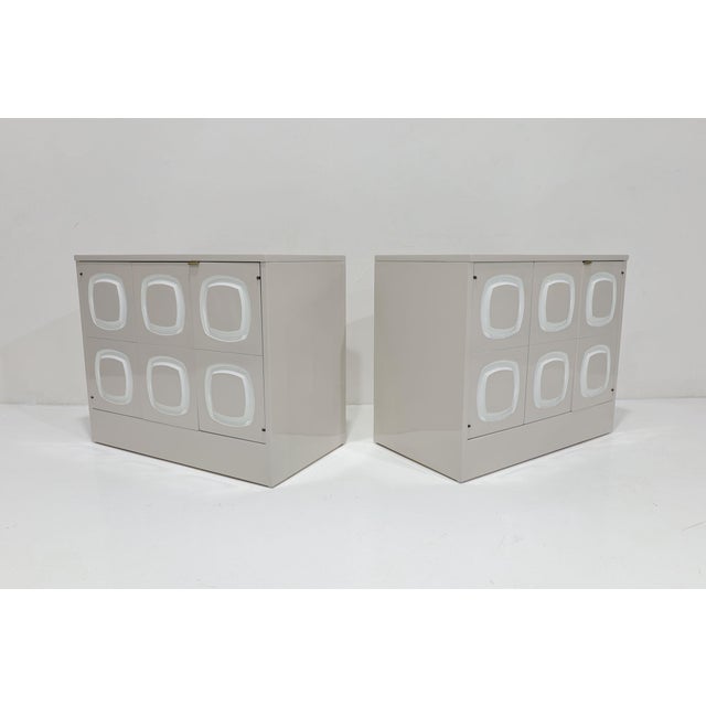 Mid-Century Modern Pair of Mid 20th Century Lacquered Sculptra Nightstands Attributed to Broyhill For Sale - Image 3 of 8