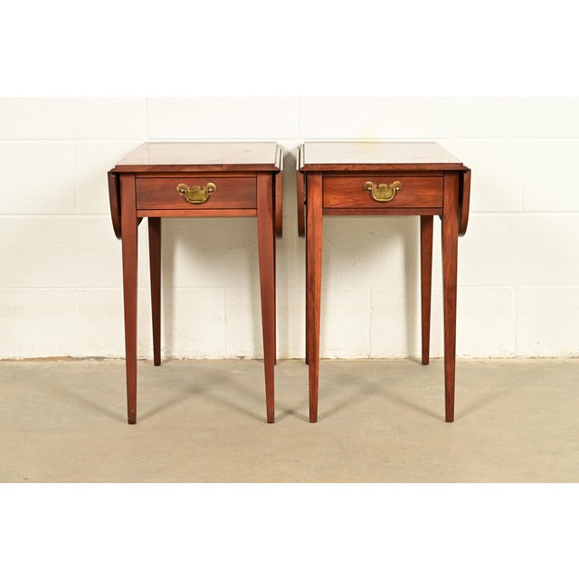 English Henkel Harris Georgian Solid Cherry Wood Drop Leaf Pembroke Side Tables, Pair For Sale - Image 3 of 15