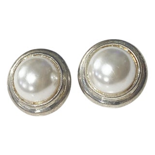 Vintage Faux Pearl Earrings Round Shape Rhinestones Clip on White Gold Tone For Sale