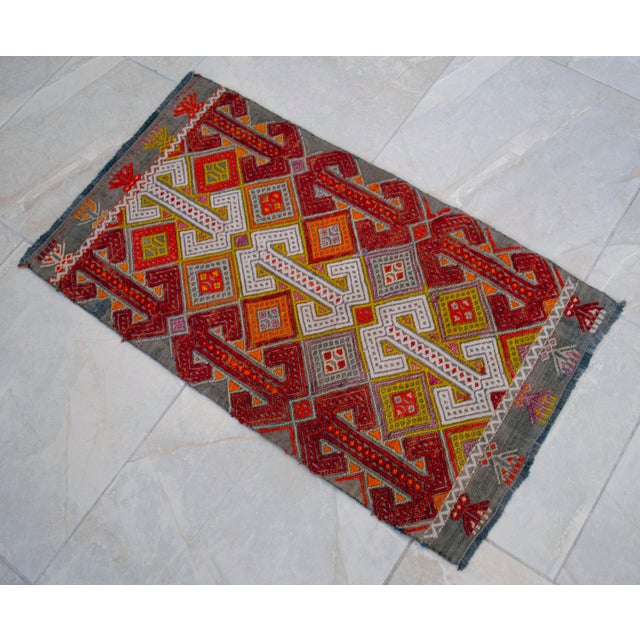 Hand-Made Braided Turkish Small Rug Jajim Kilim 1960s Accent Rug - 1′7″ × 2′9″ For Sale - Image 4 of 12