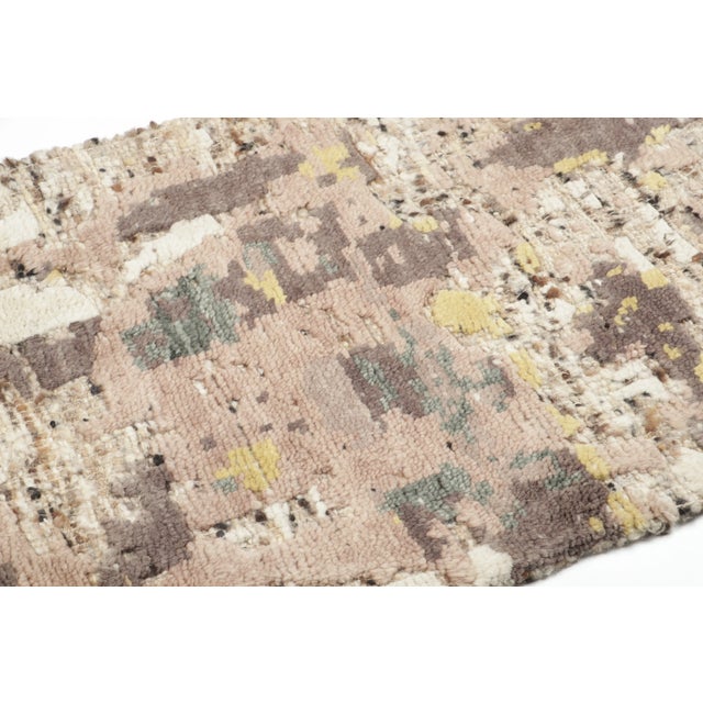 Late 20th Century Contemporary Abstract Design High-Low Gift-Sized Wool Rug by Rug & Kilim, India For Sale - Image 5 of 6