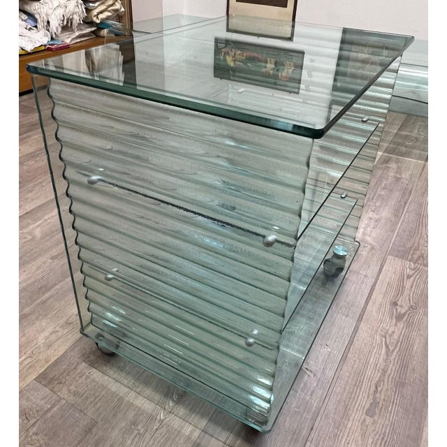 FIAM-PESARO' Tempered Glass Trolley Excellent condition, with 2 shelves and wheels Height: 72 cm Length: 68 cm Depth: 48...