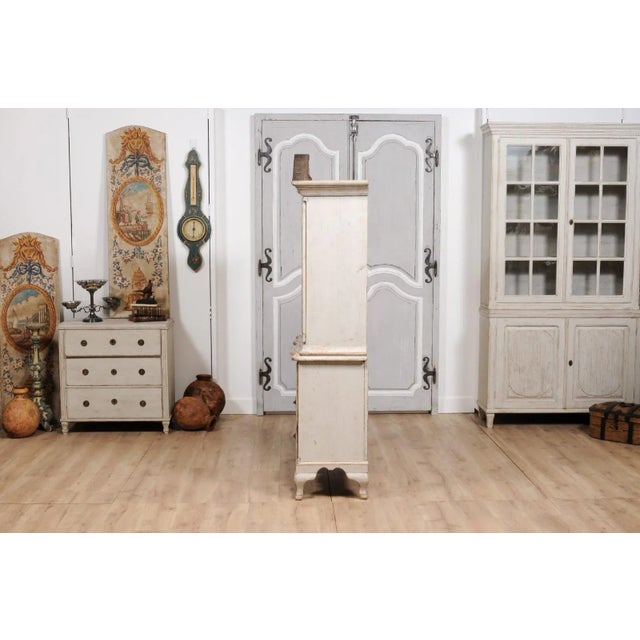 Rococo Style 1850s Swedish Light Grey Painted Bonnet Top Vitrine Cabinet For Sale - Image 4 of 12