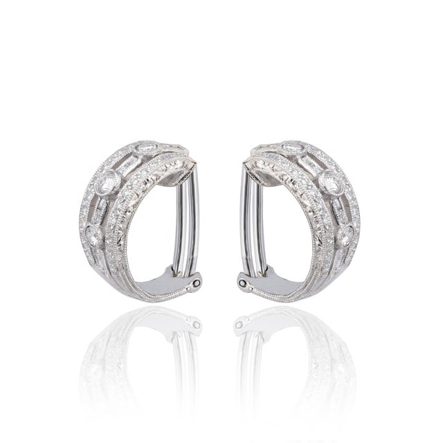 Contemporary Diamond Earring in 18k gold For Sale - Image 3 of 5