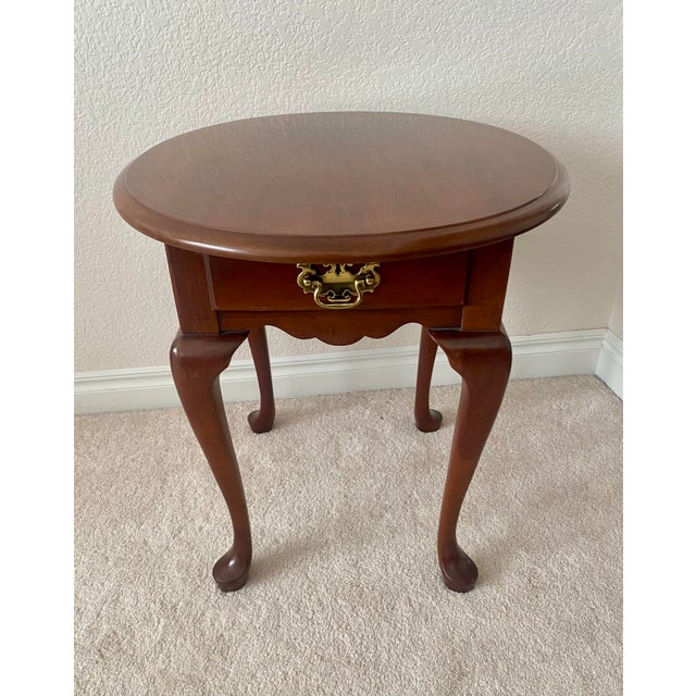 Late 20th Century Traditional Pennsylvania House Queen Anne Style Solid Cherry Oval Accent Table With Drawer Excellent Condition. For Sale - Image 16 of 18