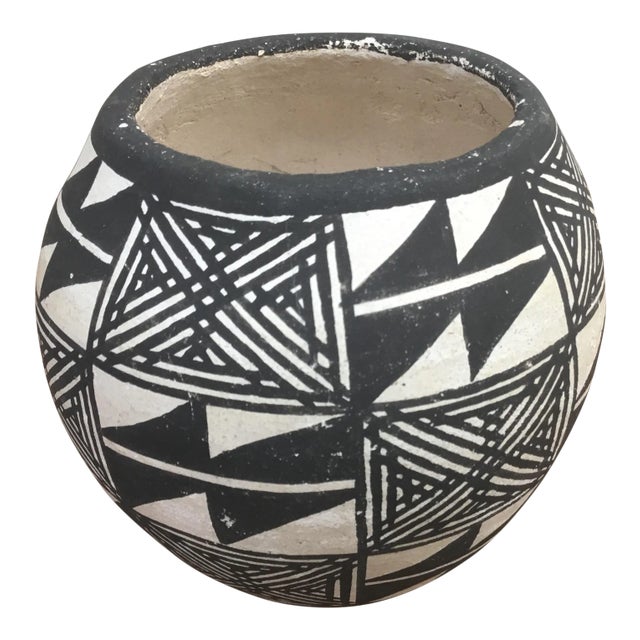 ** 20th Century Native American Emmalita Chino Monochromatic Acoma Seed Pot For Sale
