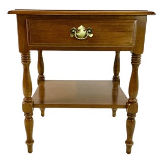 1970s Vintage Ethan Allen Americana Traditional Heirloom Nutmeg Maple Side Table For Sale