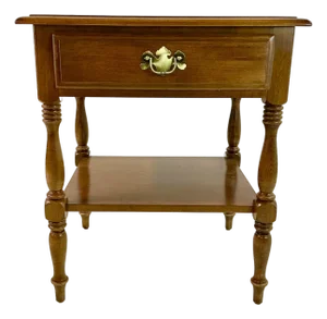 1970s Vintage Ethan Allen Americana Traditional Heirloom Nutmeg Maple Side Table.