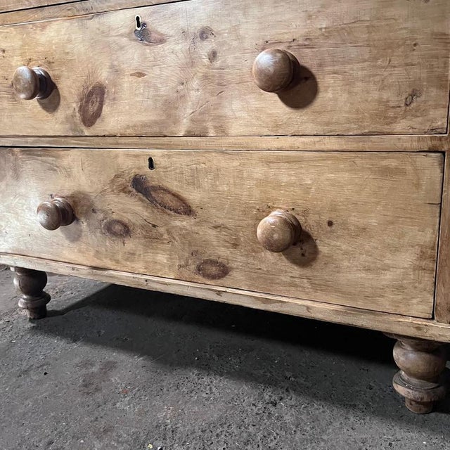 Victorian Pine chest of drawers 2 small drawers over 3 large ones with wood handles Turned feet Wood grain is gorgeous A...