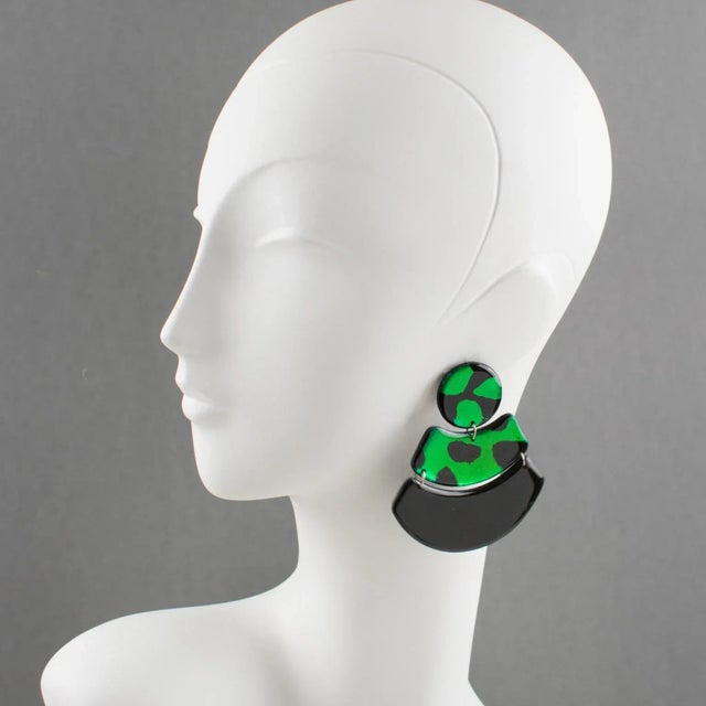 Stunning Lucite or Resin dangling clip-on earrings. Oversized fan shape with articulated design in black and shamrock...