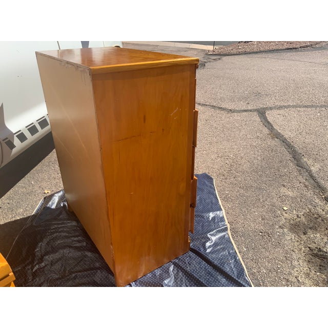 Mid-Century Modern Minimalist Blonde Ash 5-Drawer & Matching 4-Drawer Tall Nightstand Set - Built With Atlas Plywood Components in the Style of Mengel For Sale - Image 9 of 18