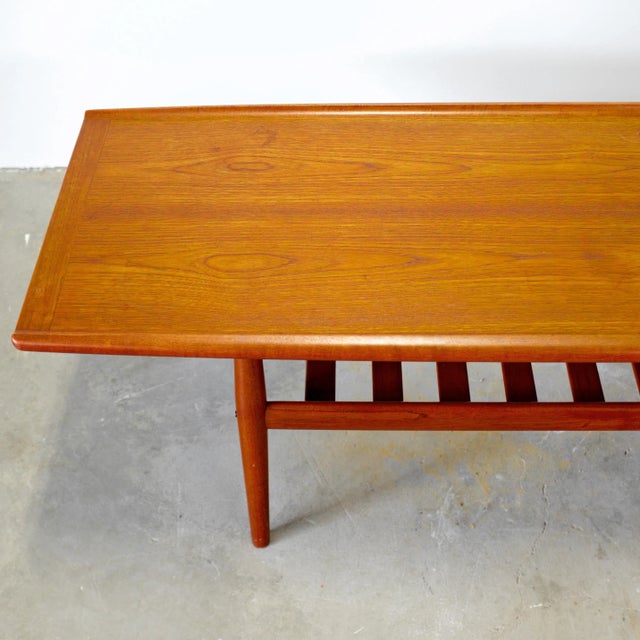 1950s Danish Teak "Surfboard" Coffee Table by Glostrup Møbelfabrik Attributed to Grete Jalk For Sale - Image 5 of 10