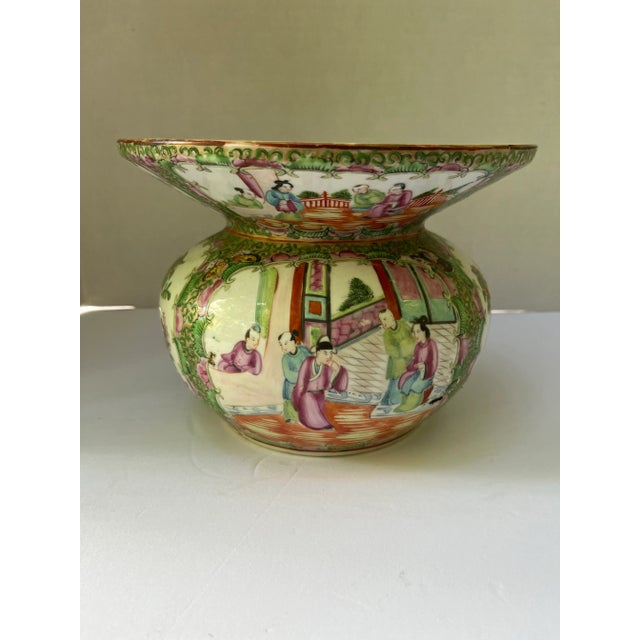 A single round spittoon shaped Chinese export porcelain vase or cachepot with traditional rose medallion decoration.