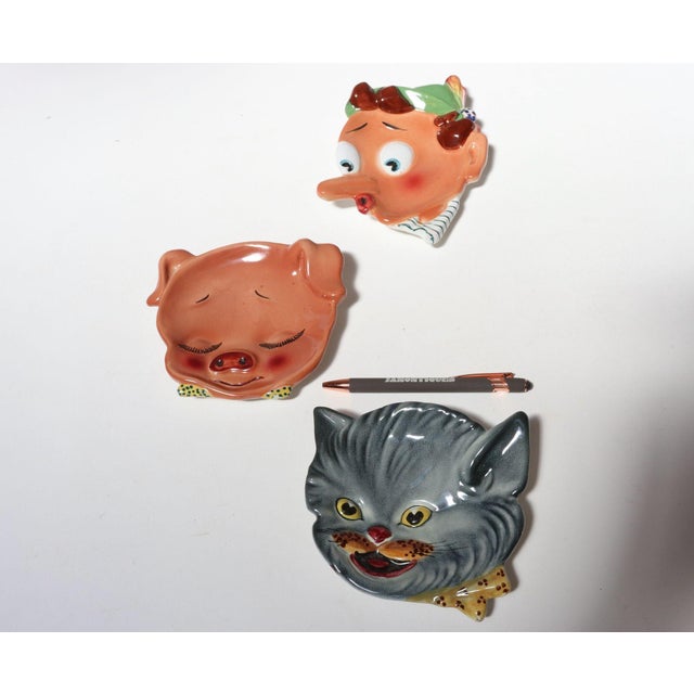1960s Set of Three Hand Painted Vintage Italian Ceramic Wall-Mounted Decorative Plates - Pinocchio, Cat and Pig For Sale - Image 5 of 16