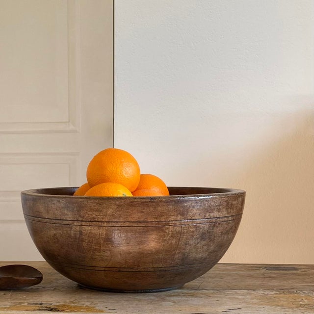 Large vintage wooden salad bowl. A striking piece, ideal as a centerpiece or on a kitchen island. Its patinated wood...