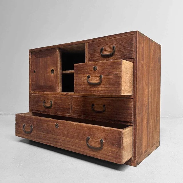 Beautiful paulownia wood Japanese cabinet (tansu) from the Taishō period. Dimensions: height 46 cm, width 58.5 cm, depth...