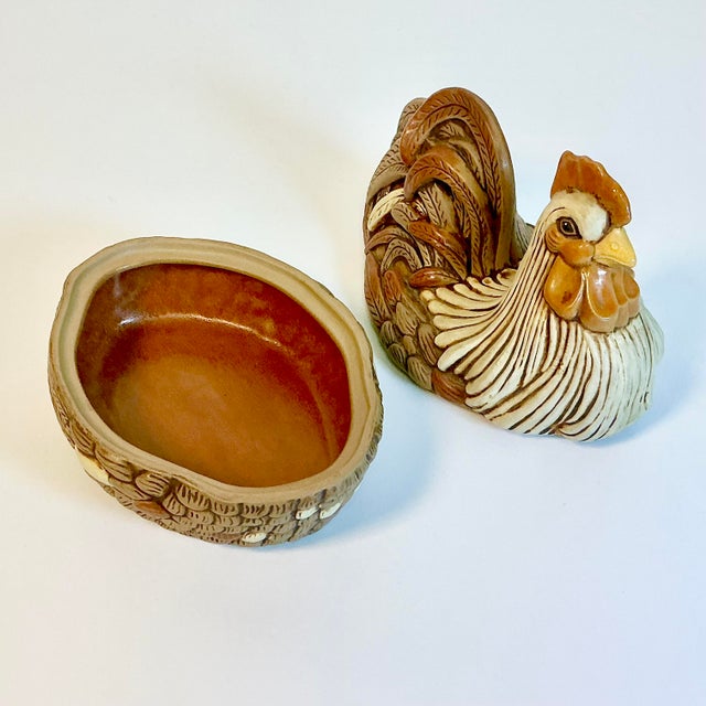 1985 Vintage Arts & Crafts Americana Farmhouse Folk Art Ceramic Hen on Nest Covered Tureen For Sale - Image 10 of 13