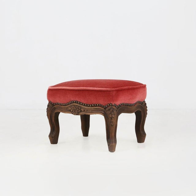 1950s Baroque Ottoman in Carved Wood with Coral Velvet Upholstery, 1950s For Sale - Image 5 of 5