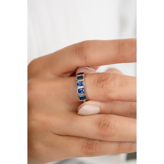 18k White Gold Blue Sapphire Stacking Ring Size 5 For Sale - Image 4 of 12