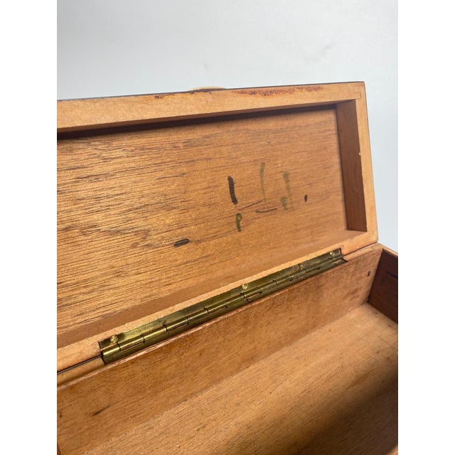 Art Deco, Ebony Macassar box, for decoration or jelwery. It has been made in France arond 1930, it is in a brown color.