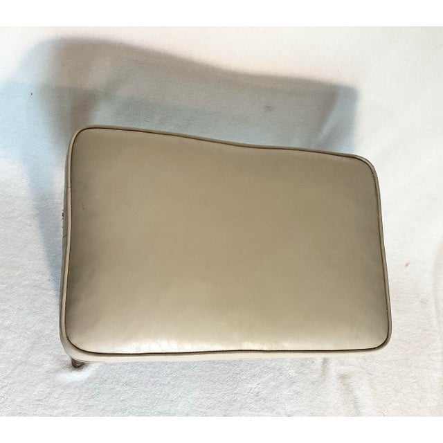 1950s Vintage 50s Mid-Century Modern Ottoman Footstool Bench Off White Vinyl For Sale - Image 5 of 11