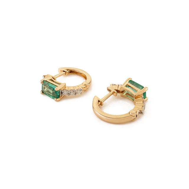 Metal Contemporary 14k Yellow Gold 1.02 Ct Emerald & Diamond Huggie Hoop Earrings- 2 Pieces For Sale - Image 7 of 12