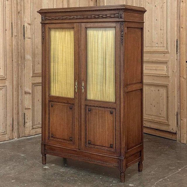 A refined Louis XVI petite bookcase crafted in solid oak, distinguished by its balanced proportions and restrained...